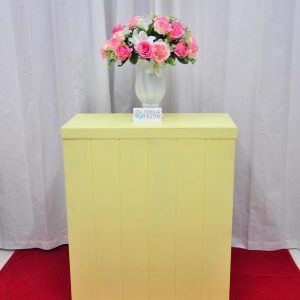 Mesa ripada amarela Decoração Pegue e Monte