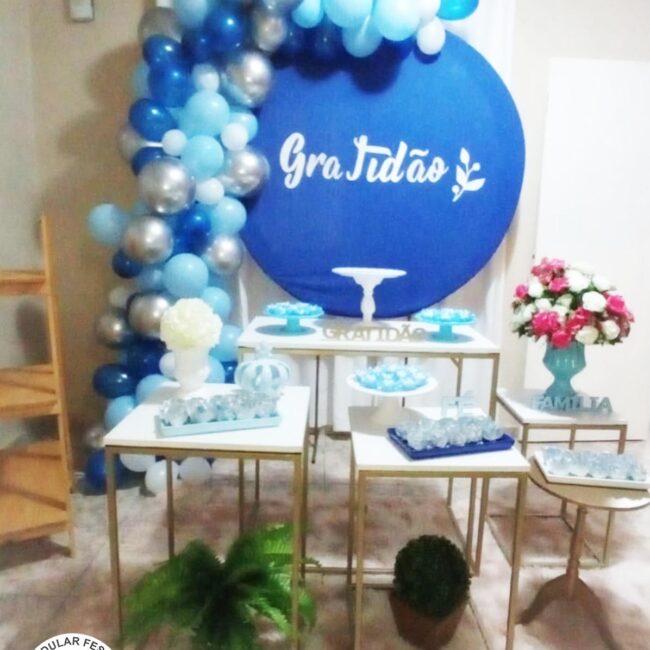 Decoração Temática Gratidão pois cada dia é uma nova chance de sermos gratos por tudo que temos... Painel redondo azul, balões azul e cinza metalizados e mesas modulares.