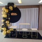 Decoração com arco de balões mesclados ou desconstruídos Modular Festas BH