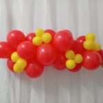 Decoração com arco de balões mesclados ou desconstruídos Modular Festas BH