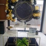 Decoração com arco de balões mesclados ou desconstruídos Modular Festas BH